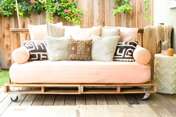 diy-pallet-outdoor-daybed-1